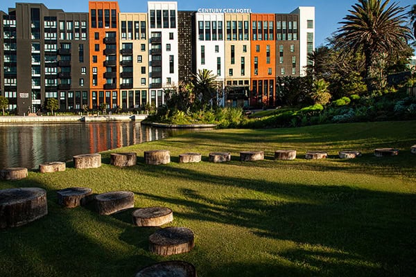 hotel-am Bridge Water Hotel showcased in early morning light perfect for family summer holiday in Cape Town